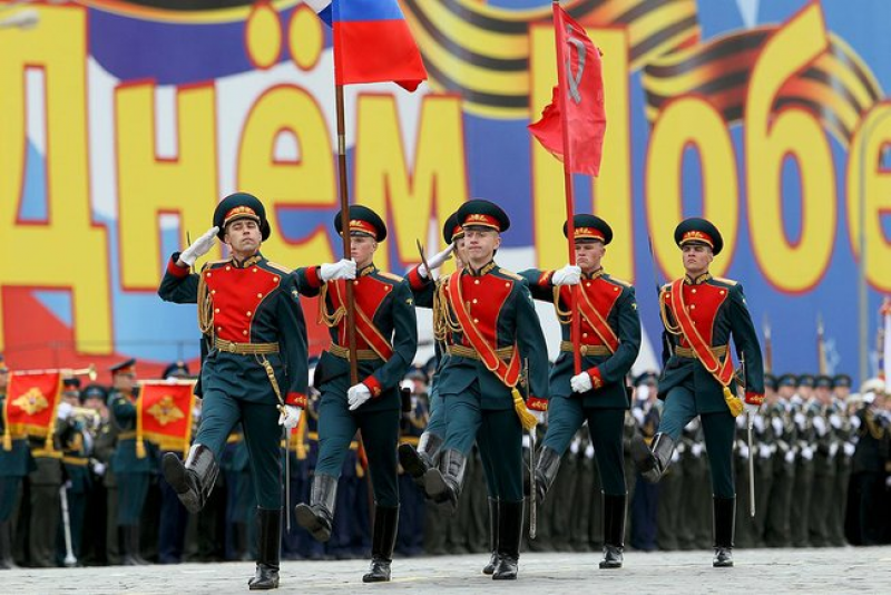 9 мая праздник каких стран. Празднование дня Победы. Парад Победы. День Победы парад. Дети на параде Победы.